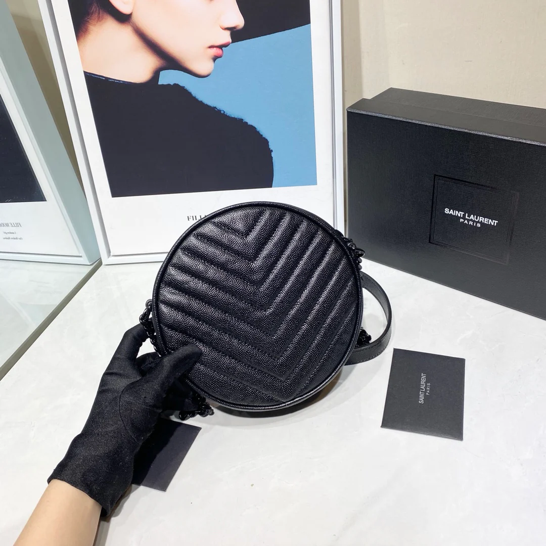 Маленькая круглая сумка YSL Vinyle - черная с черной пряжкой.