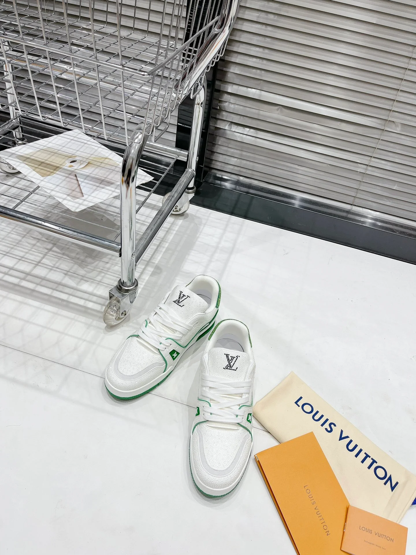 Кроссовки LV Trainer - обувь для скейтбординга - глянцевые белые и зеленые - унисекс