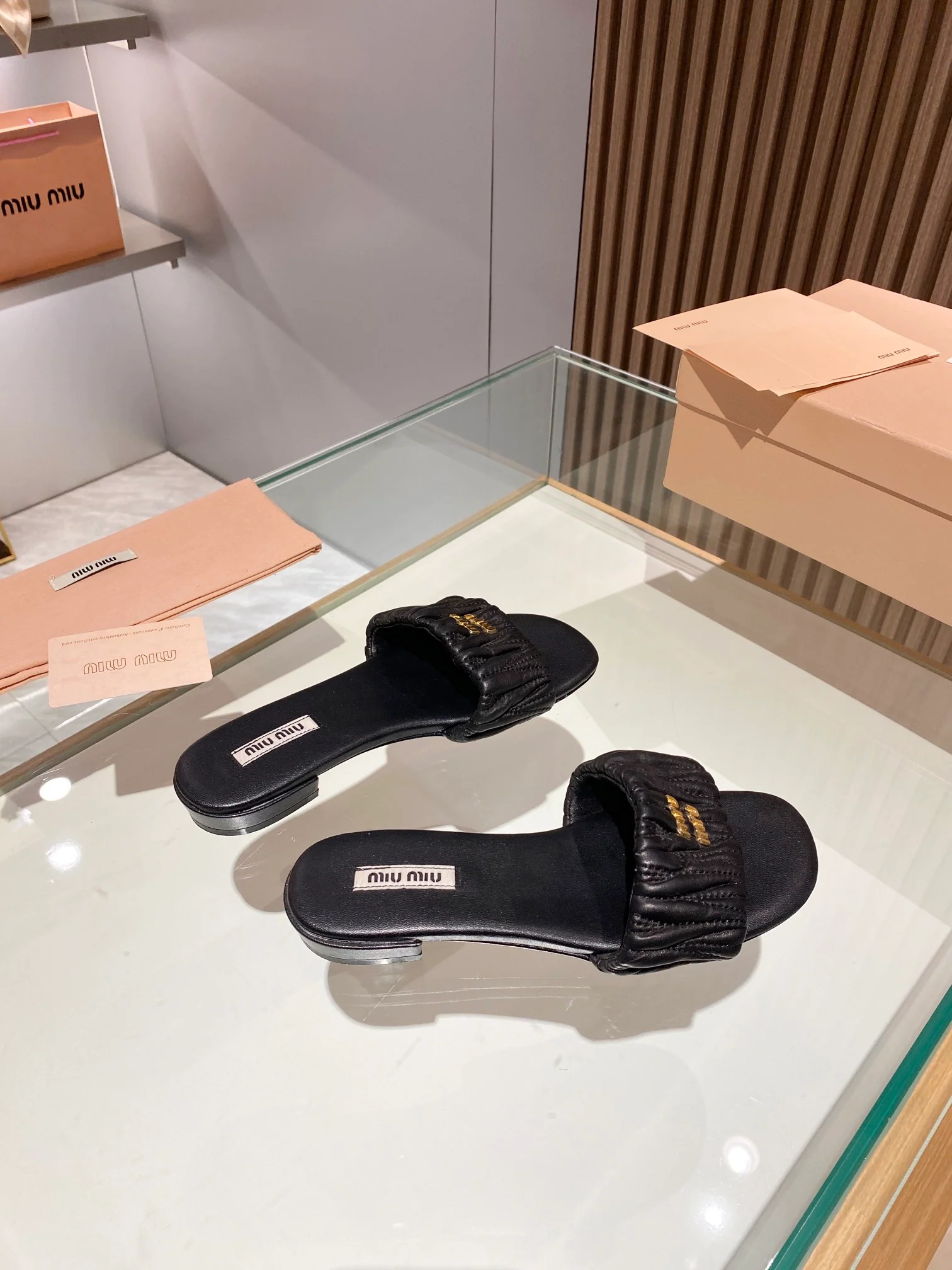 Новинка весны 2023 года от Miu Miu - плоские тапочки - черные