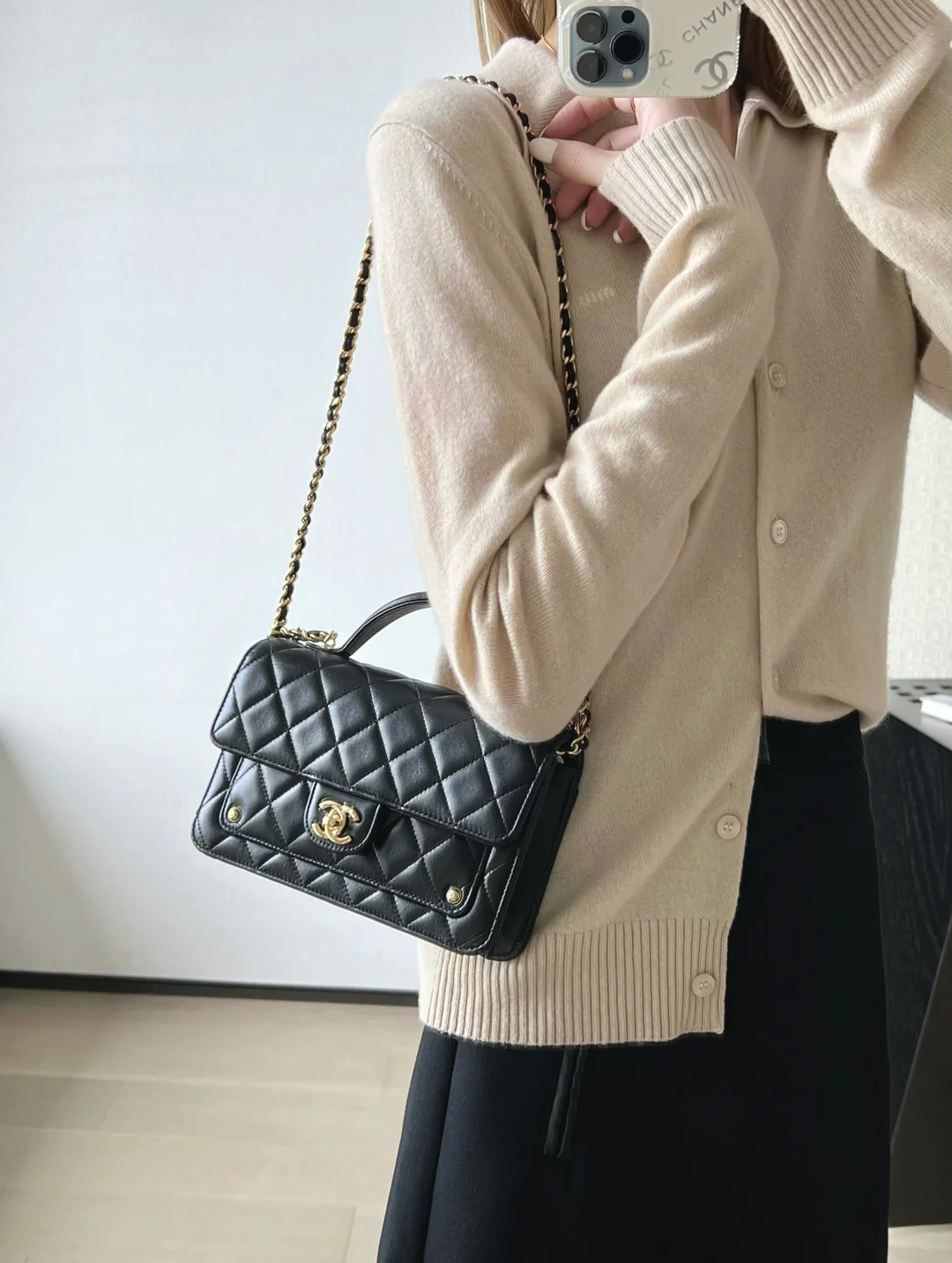 Chanel - Сумка-мессенджер с заклепками - Черная с золотой фурнитурой