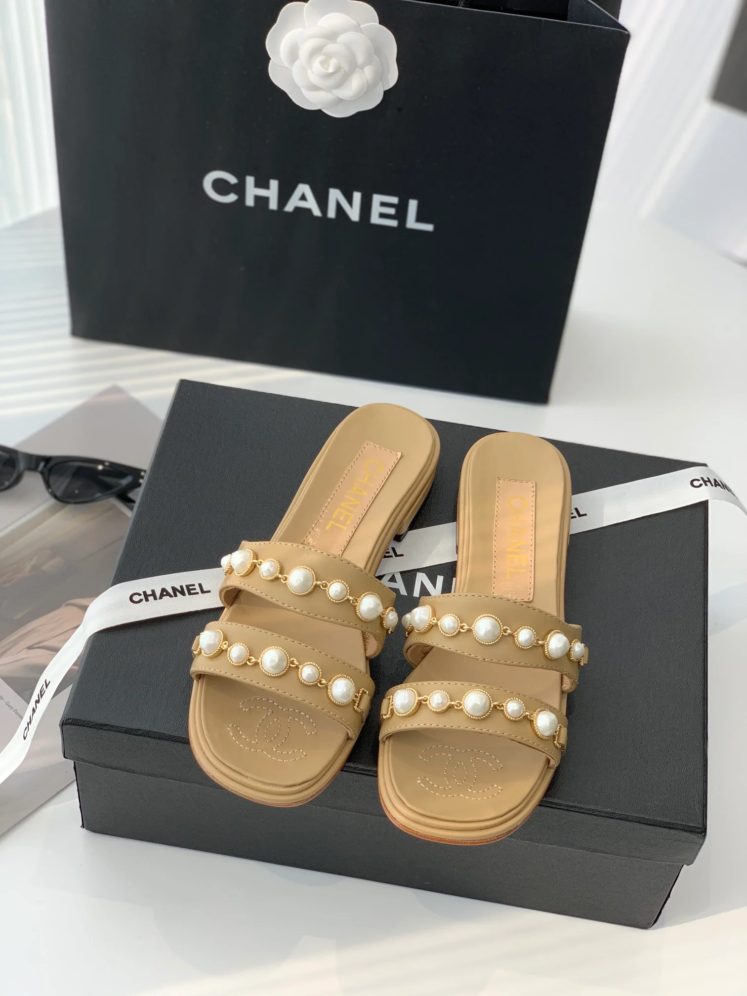 Туфли-часы Chanel 22a ручной работы с жемчужными циферблатами — кожа ягненка внутри и снаружи — размеры 35-40