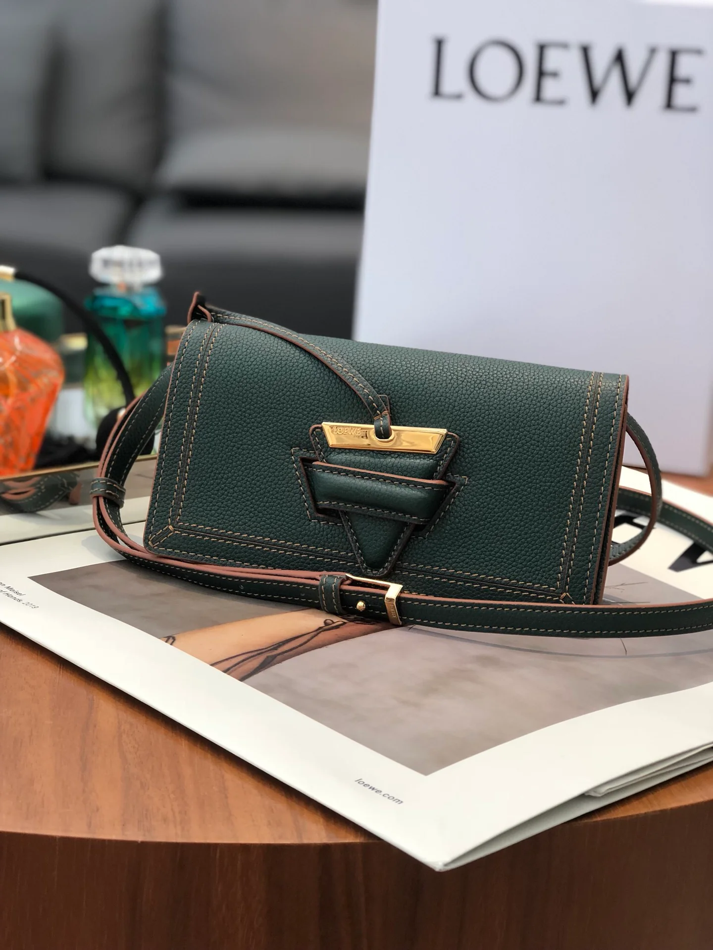 Сумка-треугольник Loewe, новая версия 2020 года - мини.