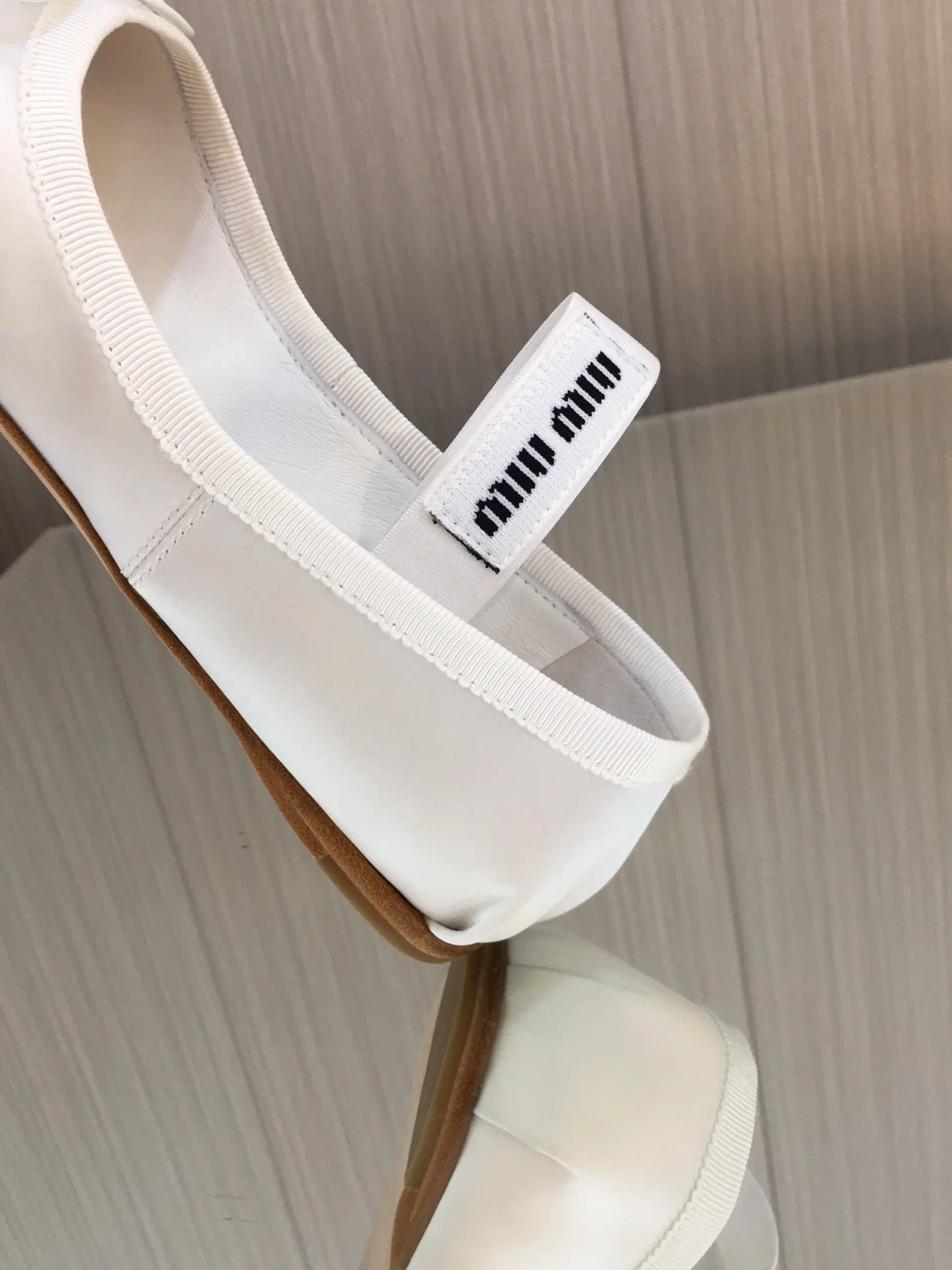 Новинка весны/лета Miu Miu 2023 — балетки ?Французская фея? — белые.