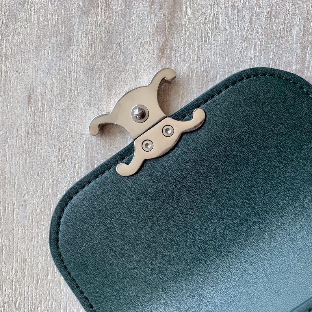 Celine TRIOMPHE 小号亮泽羊皮翻盖钱包-墨绿