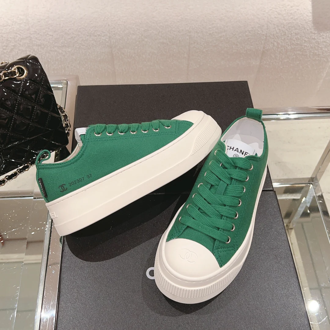 Новинка сезона ?Ранняя осень 2023? от Chanel — простые парусиновые туфли на платформе — зеленые.