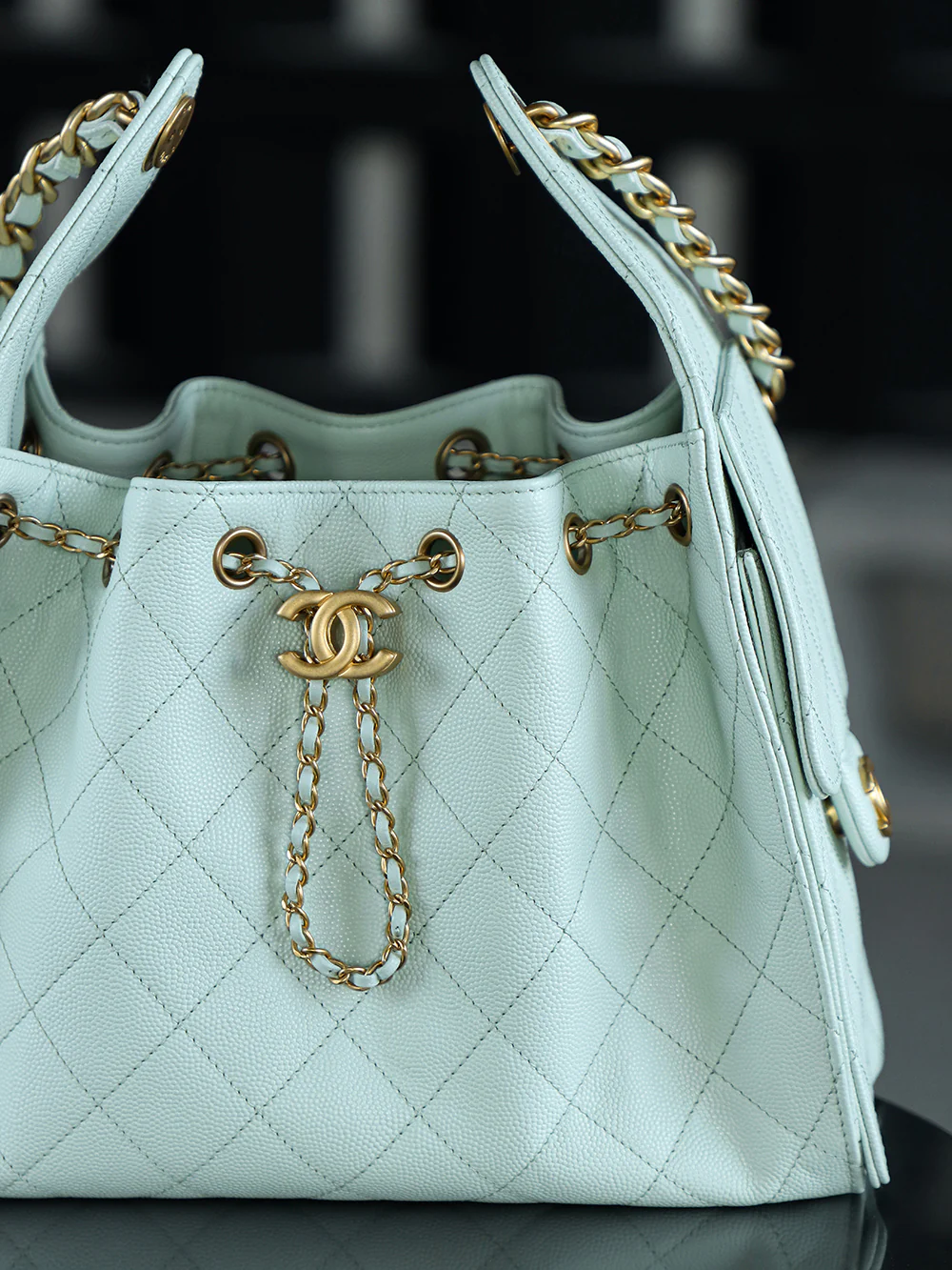 Сумка-хобо Chanel 25c Hippie, маленькая, мятно-зеленая, с золотой пряжкой.