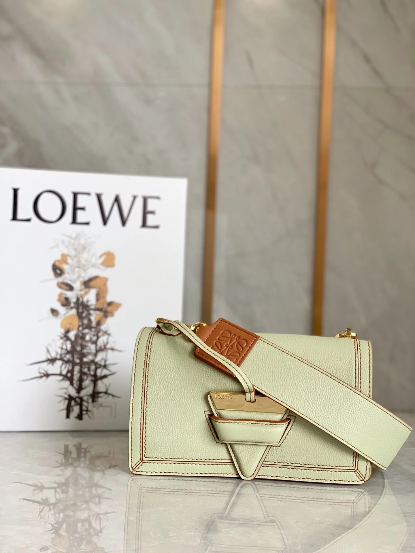 Треугольная сумка Loewe - Мягкая зернистая кожа - Телячья кожа - 3