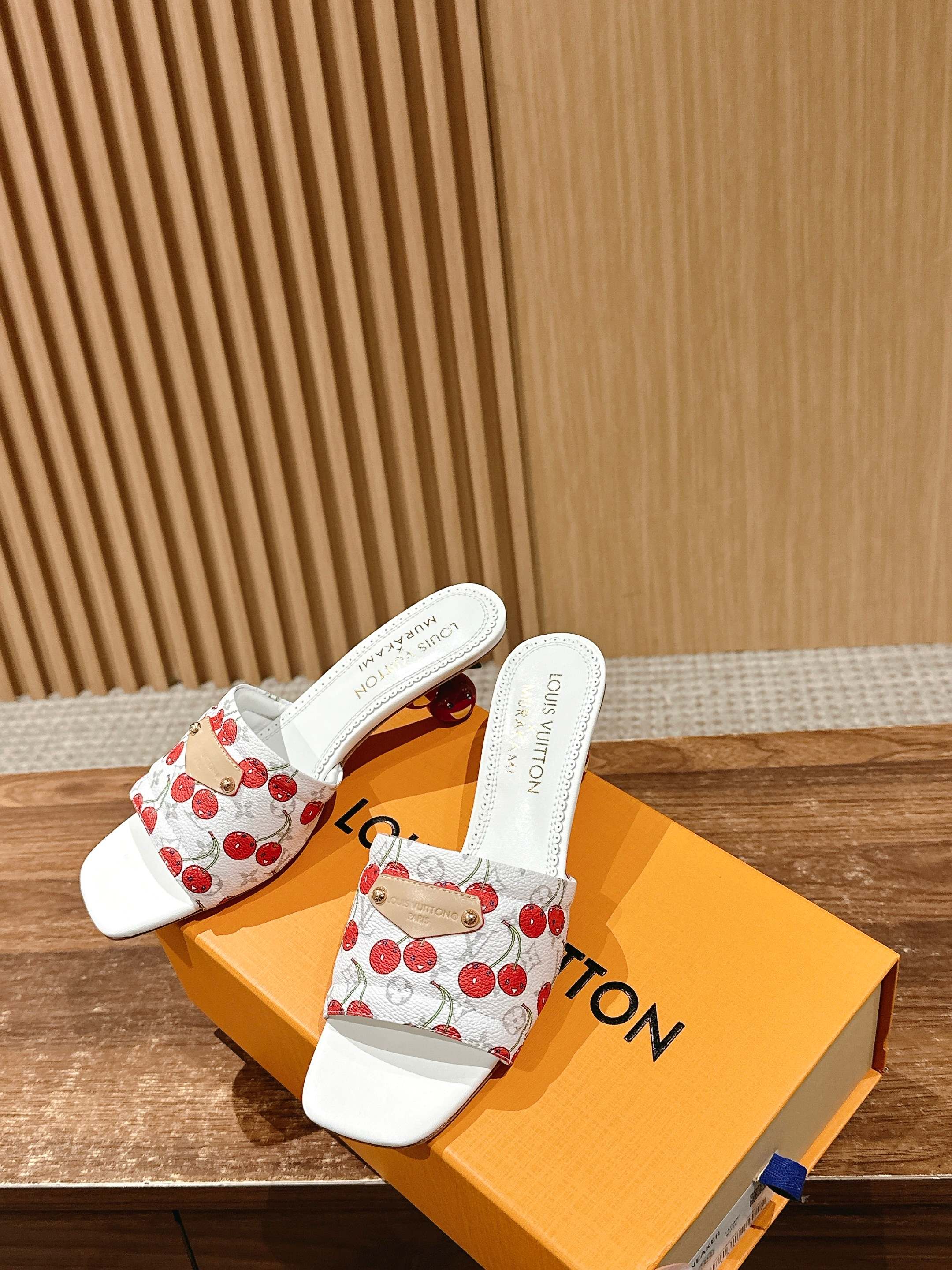 LV - Коллекция Такаши Мураками в стиле ретро - Сандалии на низком каблуке - Вишнево-белый