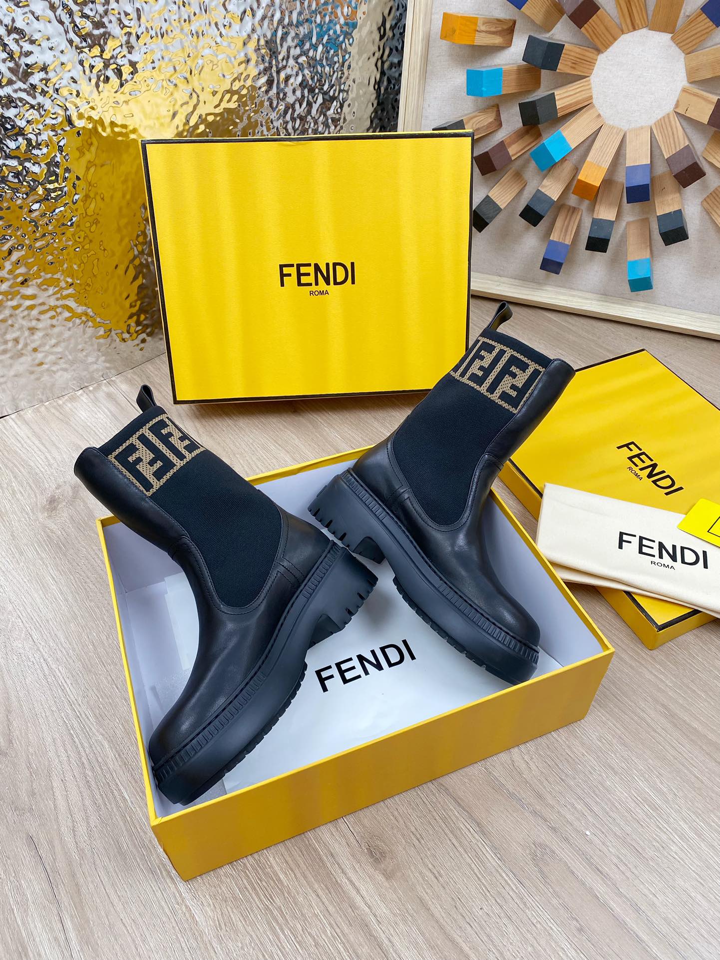 Новинка осени 2023 от Fendi - Ботинки Dr. Martens средней высоты - Черные