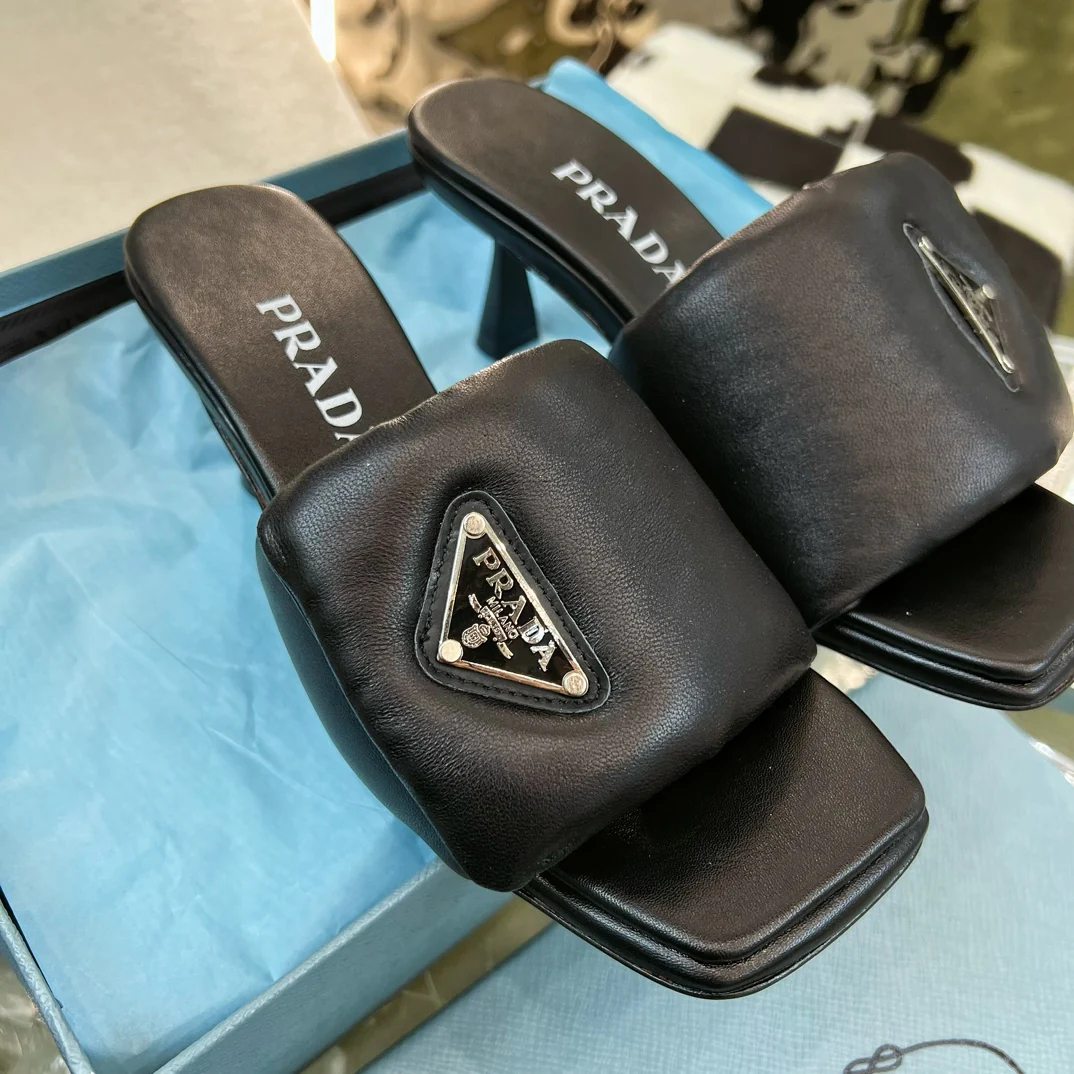 Новинка сезона весна/лето 2023 от Prada - тапочки на каблуке из овечьей кожи с пузырчатой ??подошвой - высота каблука 6-5 см.