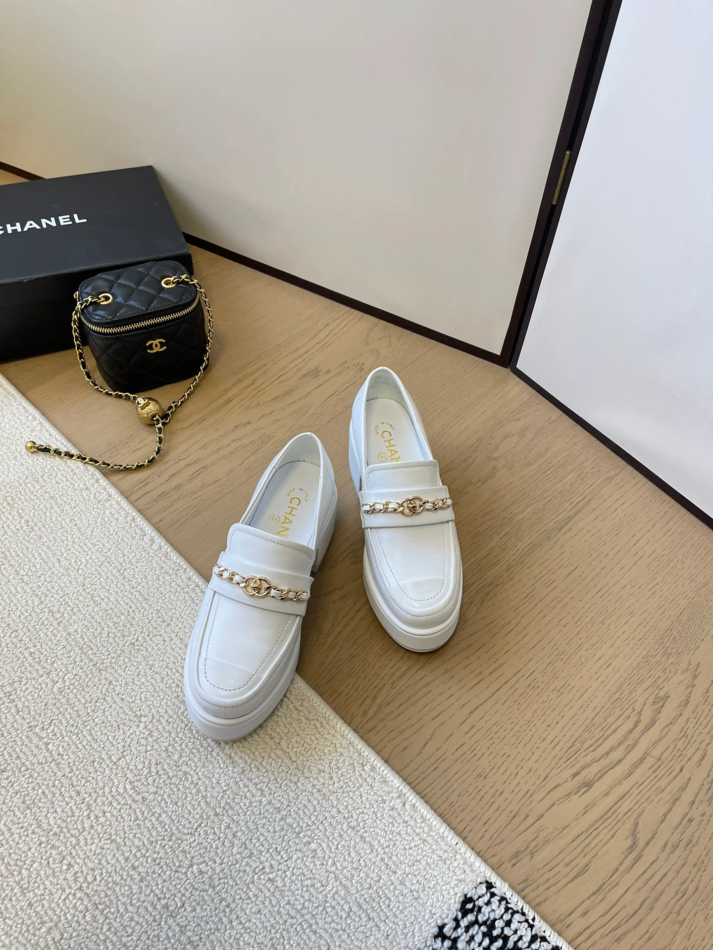 Лоферы Chanel 2024 - белые