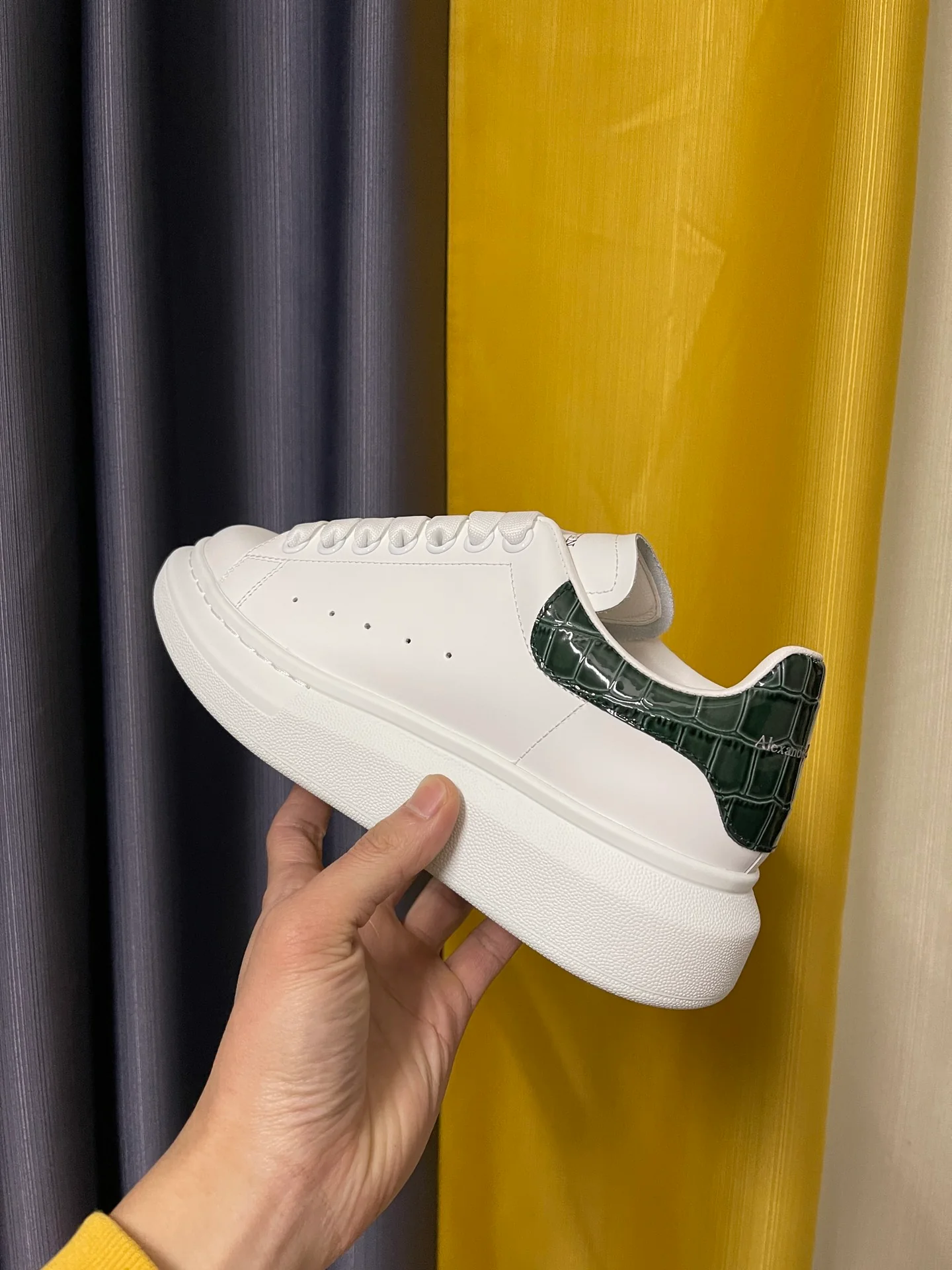 Классические белые кроссовки McQueen - унисекс - темно-зеленая лакированная кожа с текстурой 