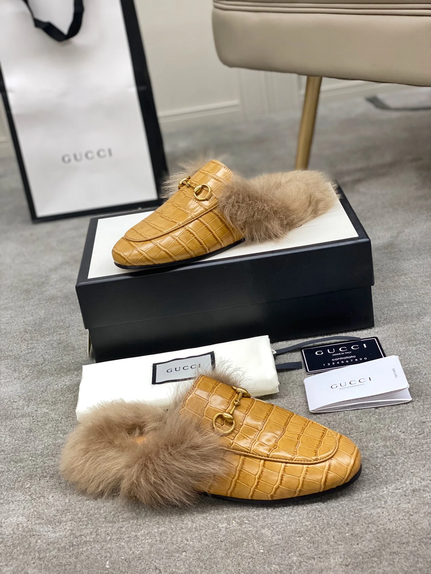 Бутик Gucci 2020 — Последний образ с подиума — Меховые тапочки — Каменный узор