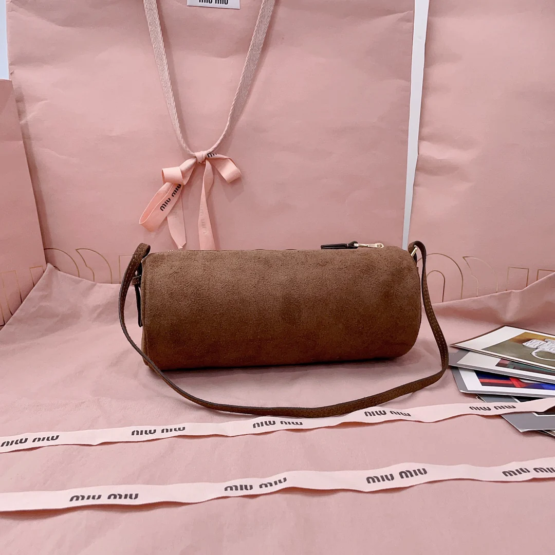 Сумка Miu Miu 5ne851, маленькая цилиндрическая, замшевая, темно-коричневая.