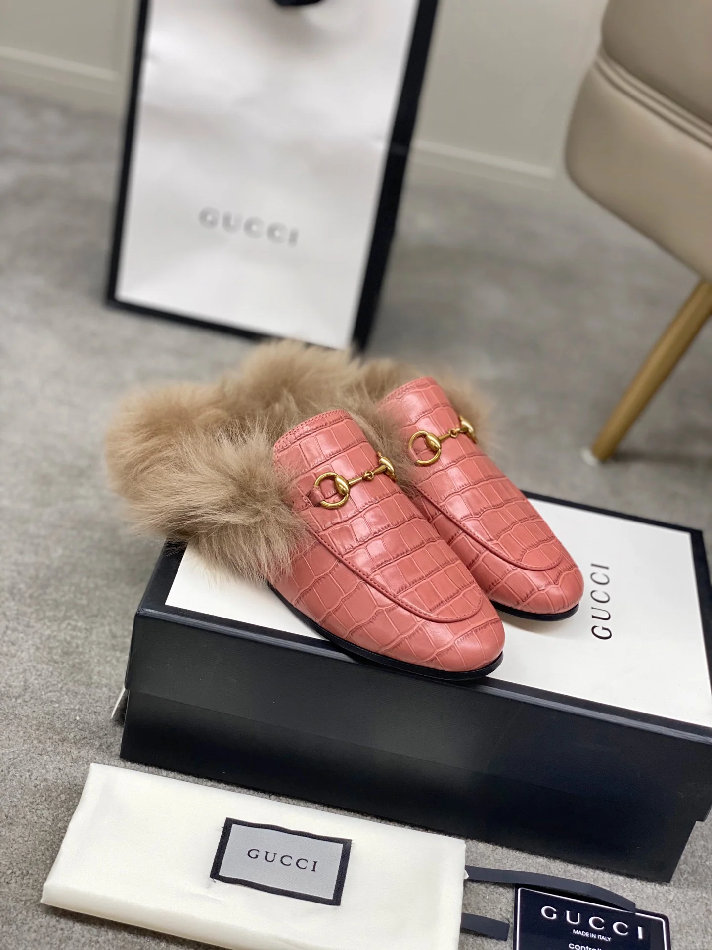 Бутик Gucci 2020 — Последний образ с подиума — Меховые тапочки — Розовый с каменным узором