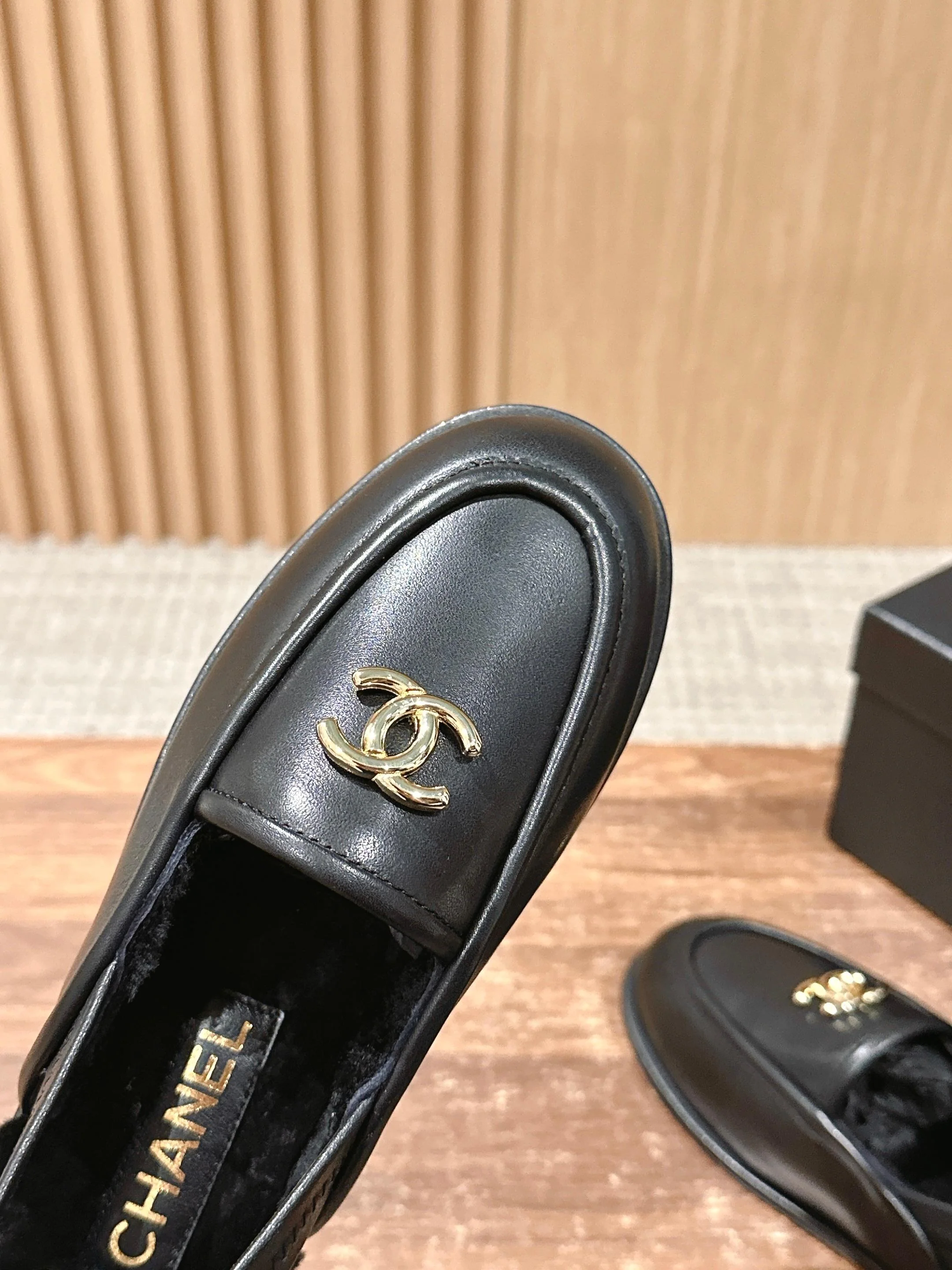 Новинка сезона ?Начало осени? от Chanel — Меховые туфли — Черная кожа