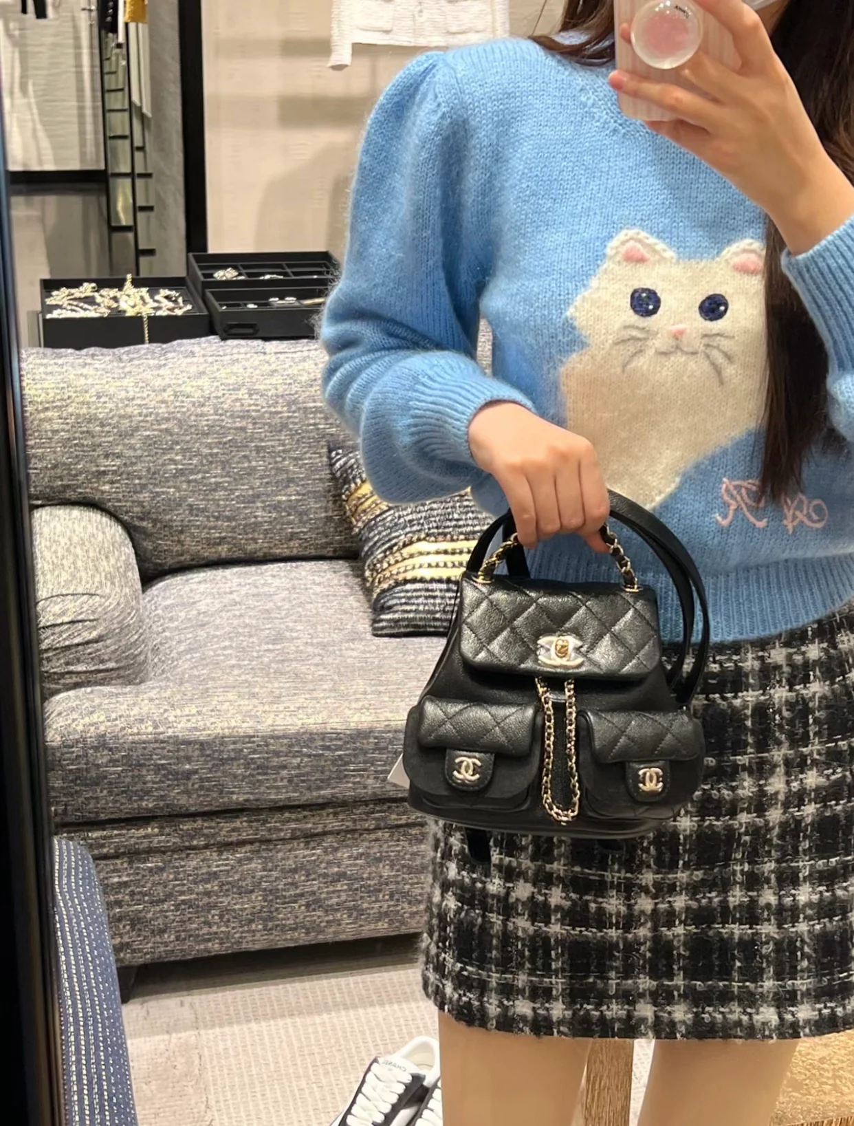 Кожаная мини-куртка Chanel 23p Duma с открытыми плечами, черная.