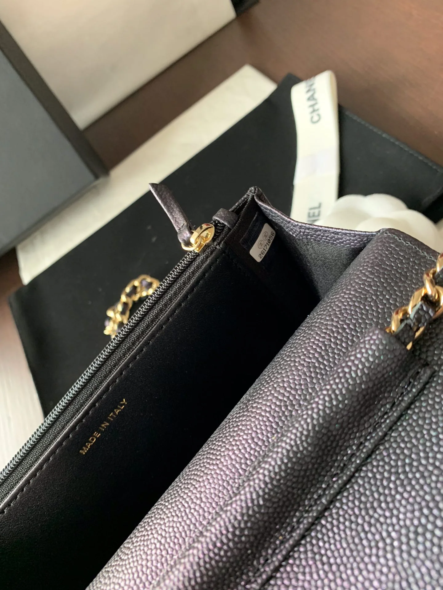 Пряжка Chanel WOC из телячьей кожи с жемчужным узором и эмалью - 2 шт.