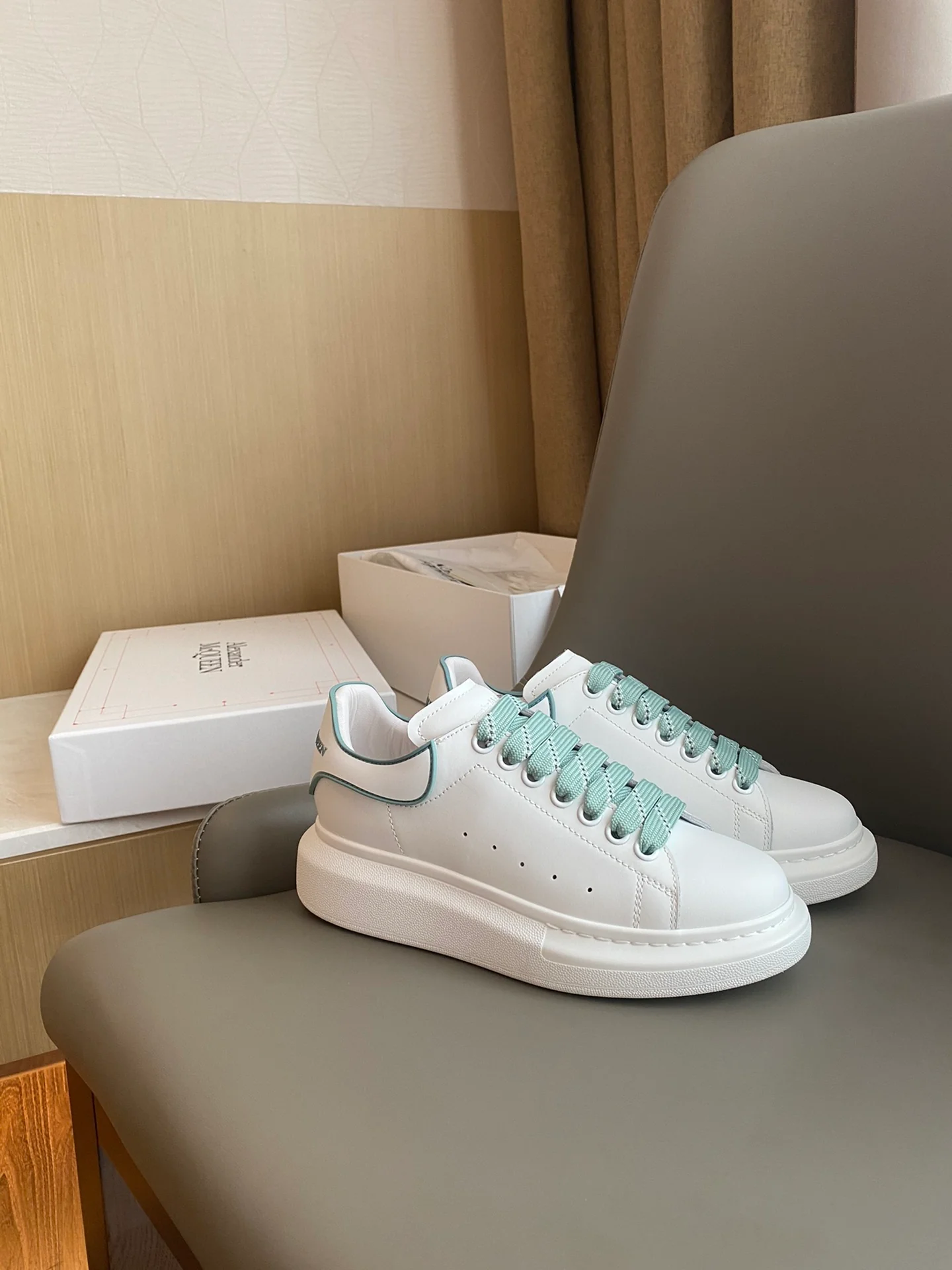 Классические белые кроссовки McQueen с 3D-логотипом из смолы — зеленые