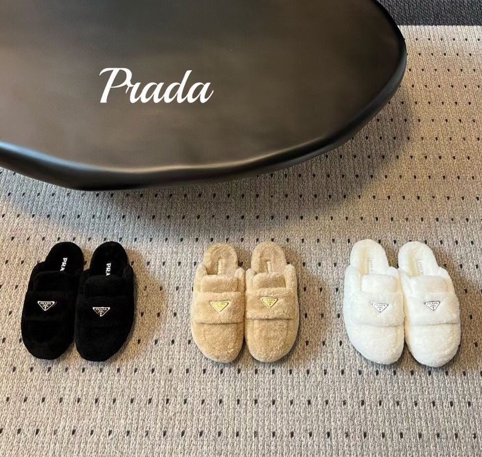 Новинка сезона осень/зима 2023 от Prada - Меховые тапочки с мягким носком - Белые