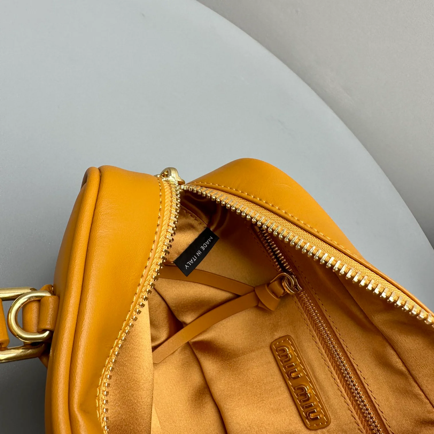 Сумка для боулинга Miu Miu - Маленькая - Тыквенно-желтая