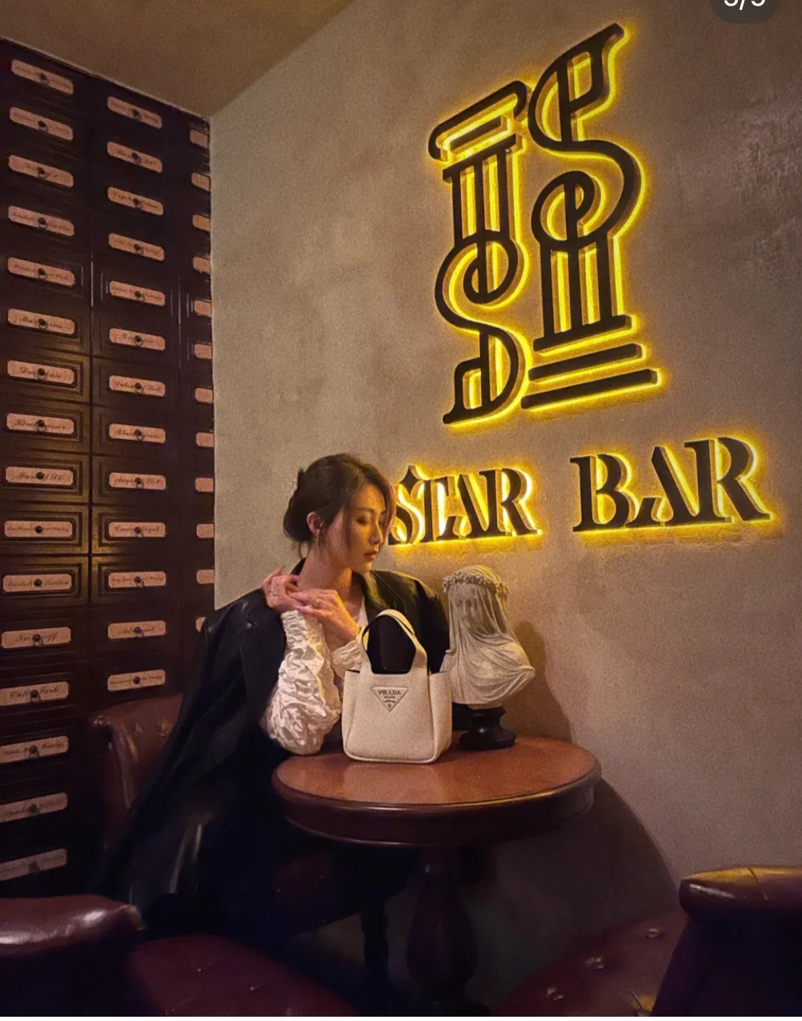 Мини-корзинка Prada, белая - изображение на теле.