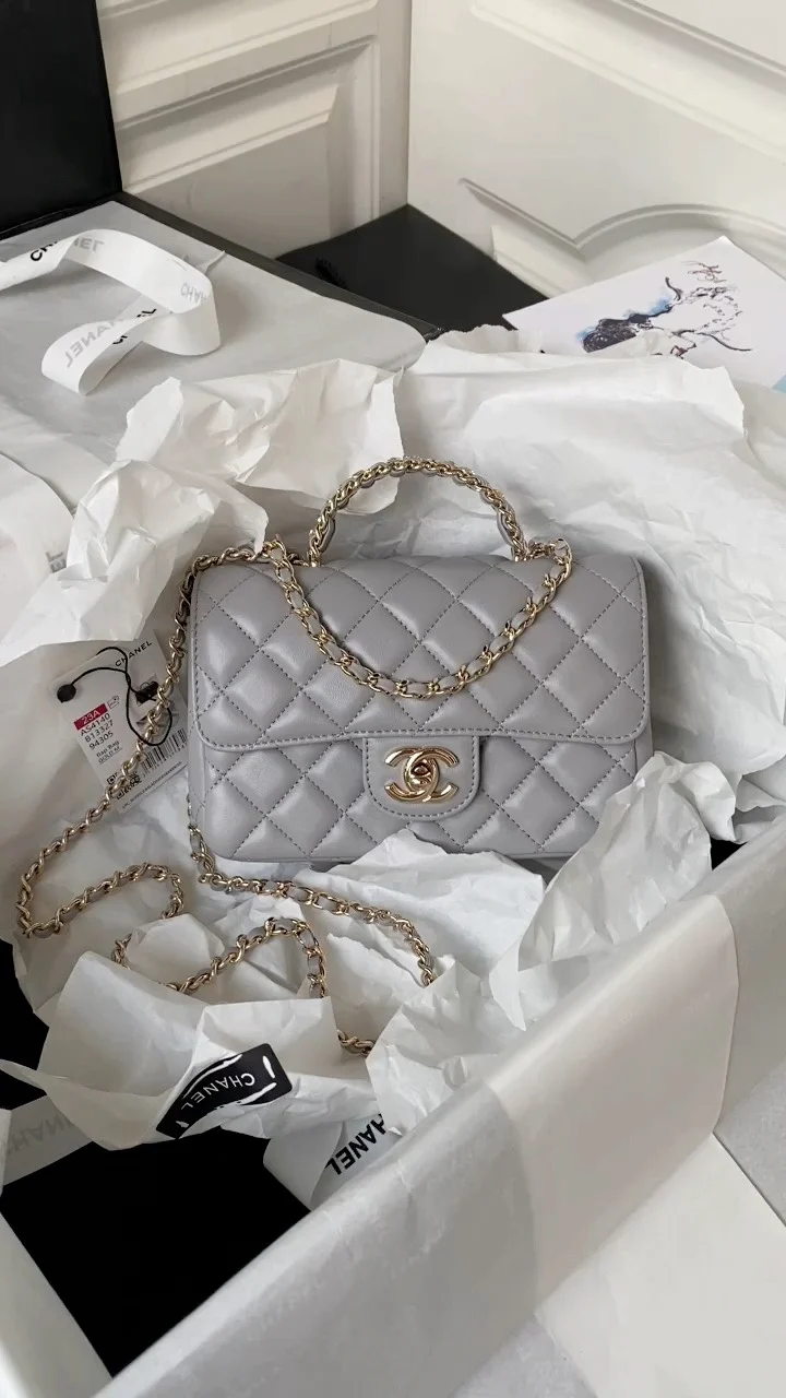 Коллекция Chanel Pre-Fall 2023 - Сумка CF с ручкой, украшенной стразами - Серая - 18 см