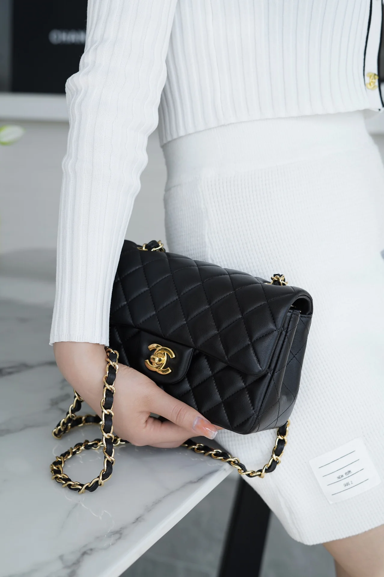 Мини-сумка Chanel CF 20 см из черной овечьей кожи с золотой пряжкой CF20