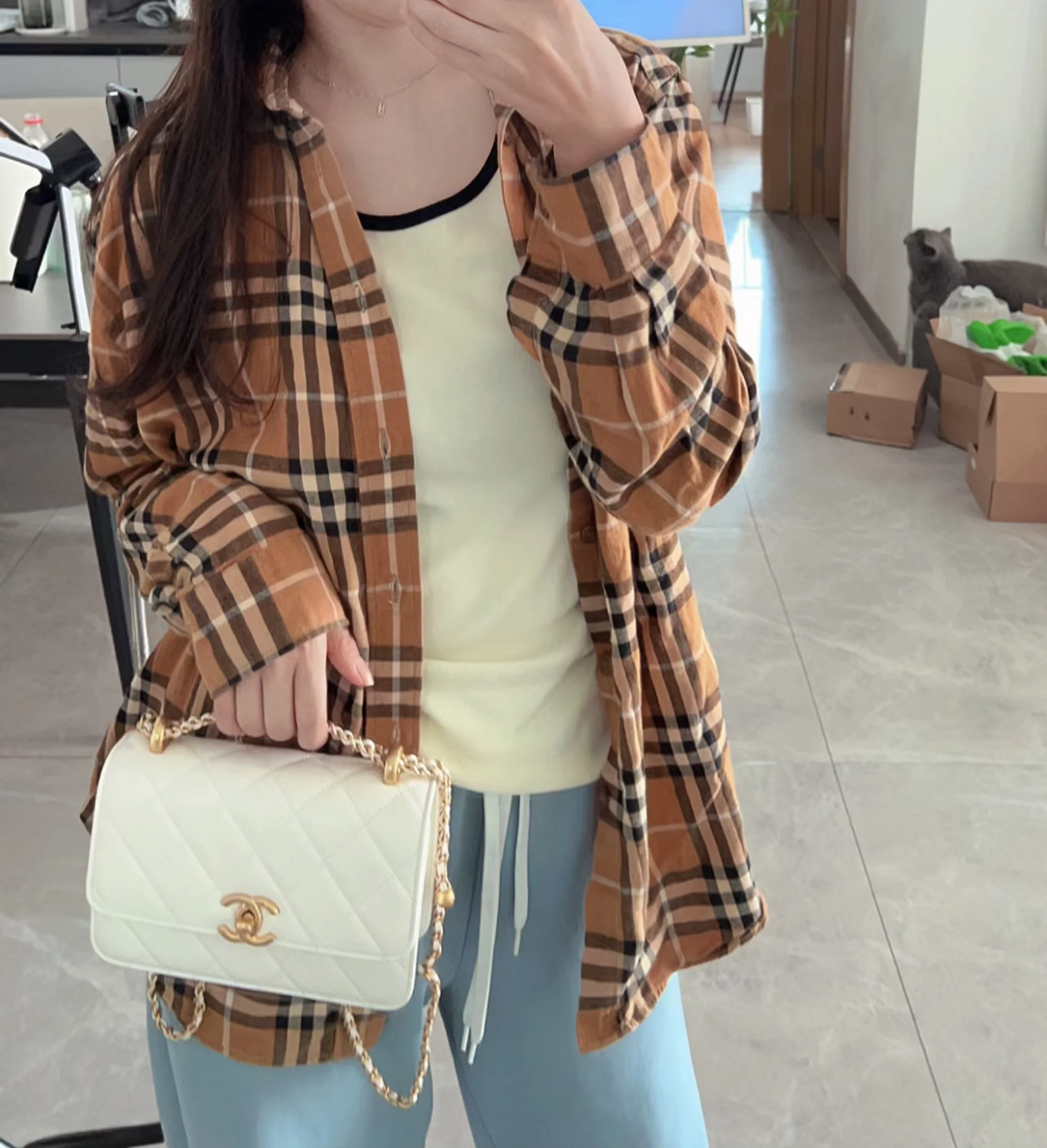 Маленькая белая сумка Chanel 24c с двойным золотым бисером и клапаном.