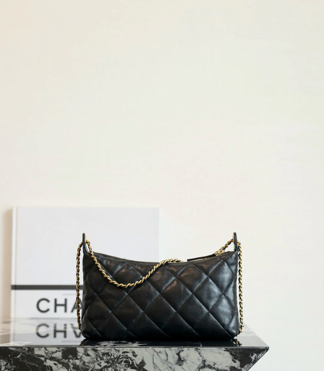 Chanel - ??? - Сумка-мешок на цепочке с монетами - Черная с золотой пряжкой