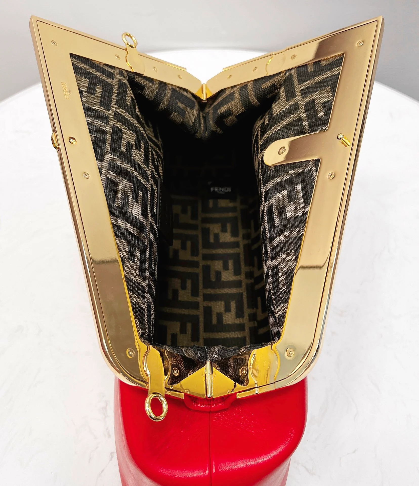 Средняя красная кожаная сумка Fendi First