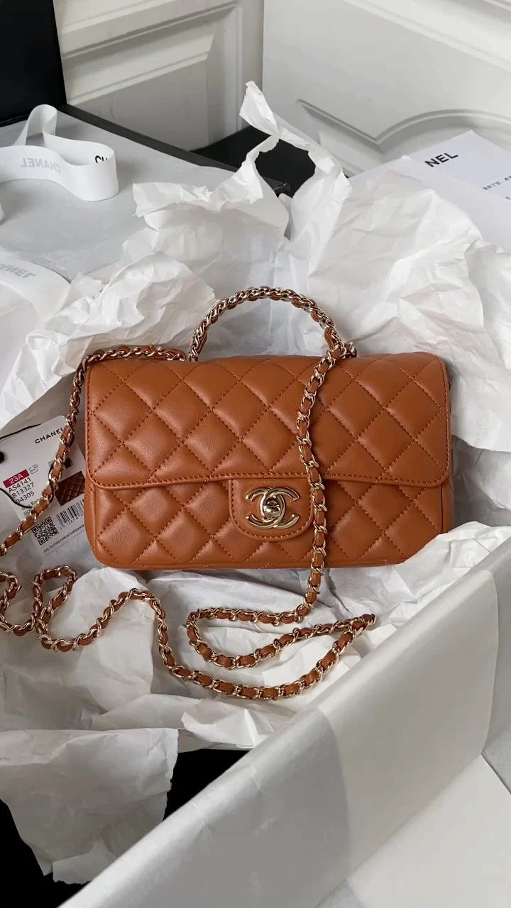 Коллекция Chanel Pre-Fall 2023 - Сумка CF с ручкой, украшенной стразами - Оранжево-коричневая - 21 см