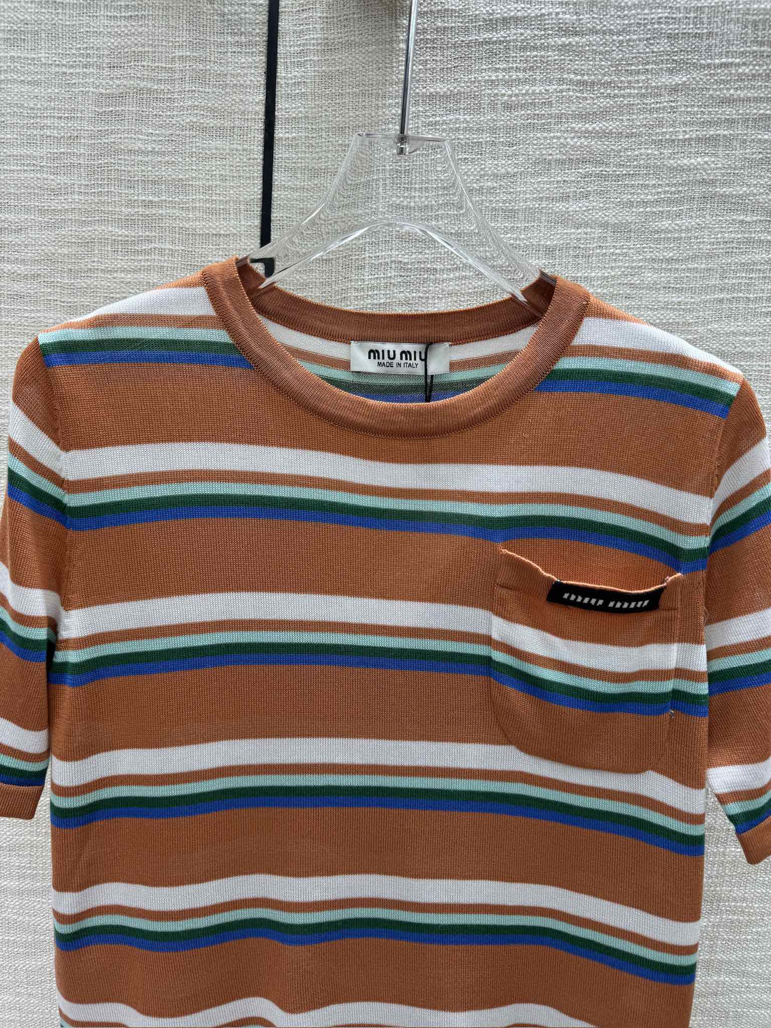 Футболка Miu Miu 2404 в ретро-полоску с карманом и коротким рукавом - коричневая