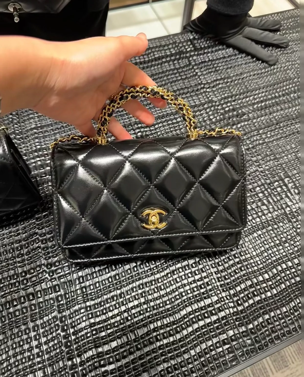 Сумка Chanel на цепочке с петлевой ручкой - WOC - Черная