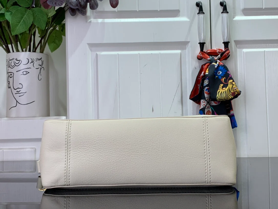m25209-LV-dauphine-soft crossbody bag-white