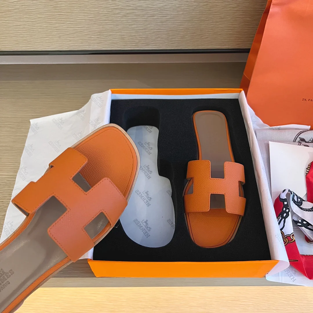 Классические тапочки Hermes с буквой H — оранжевый с пальмовым принтом