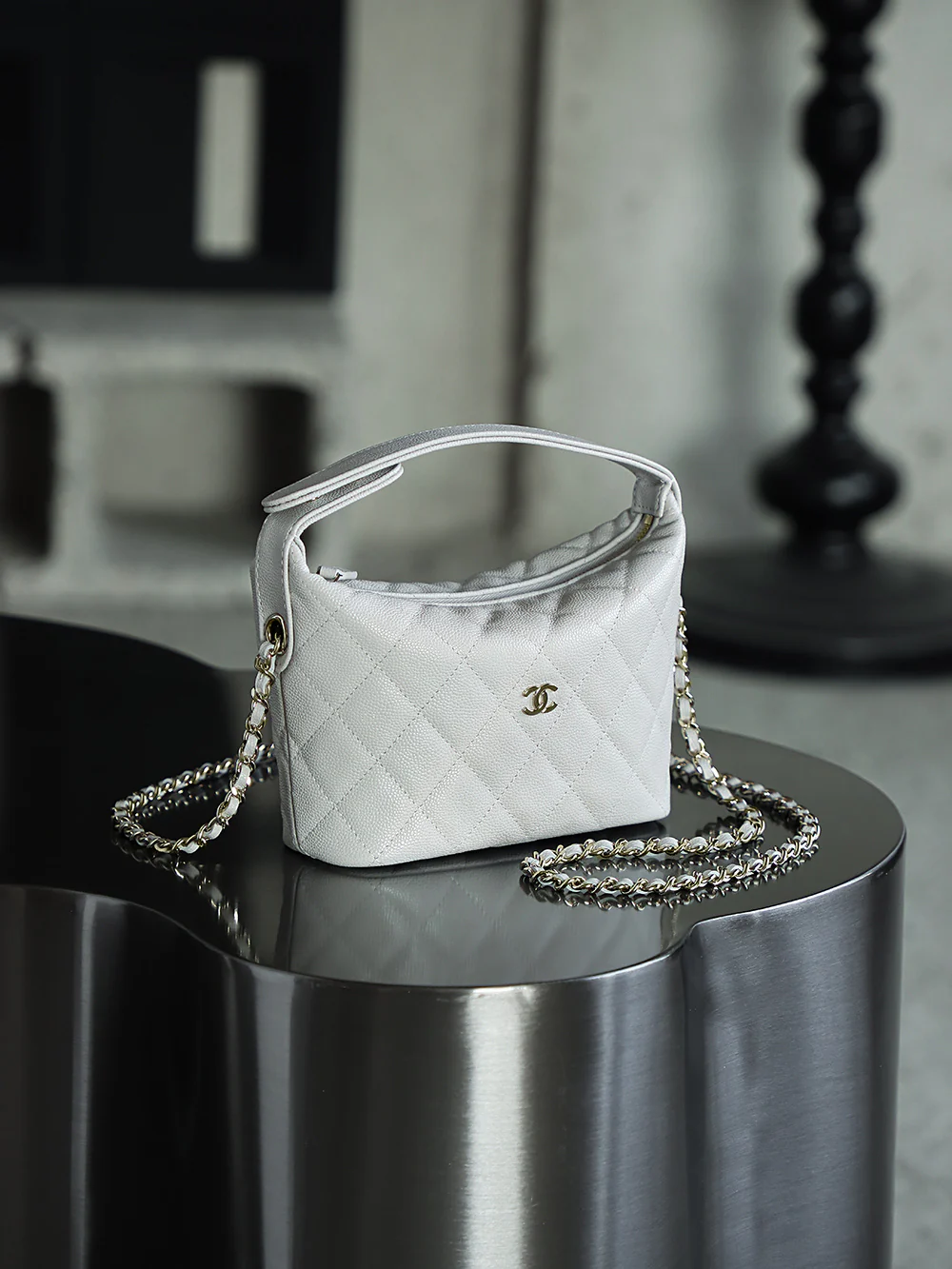 Chanel 25c - Средняя длина, телячья кожа - Сумка для ланча - Белая с золотой фурнитурой