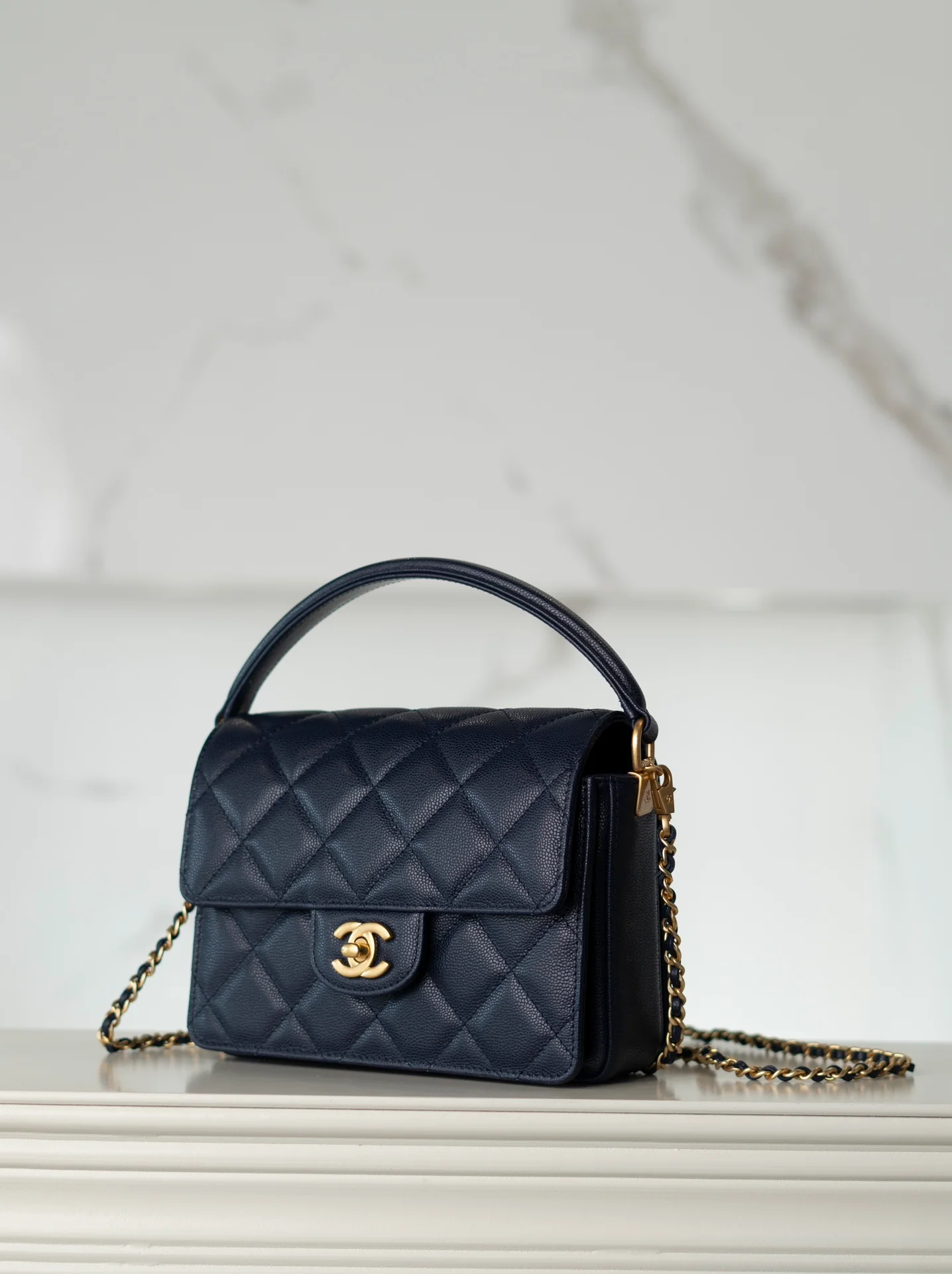 Мини-сумочка Chanel с клапаном и ручкой - синяя