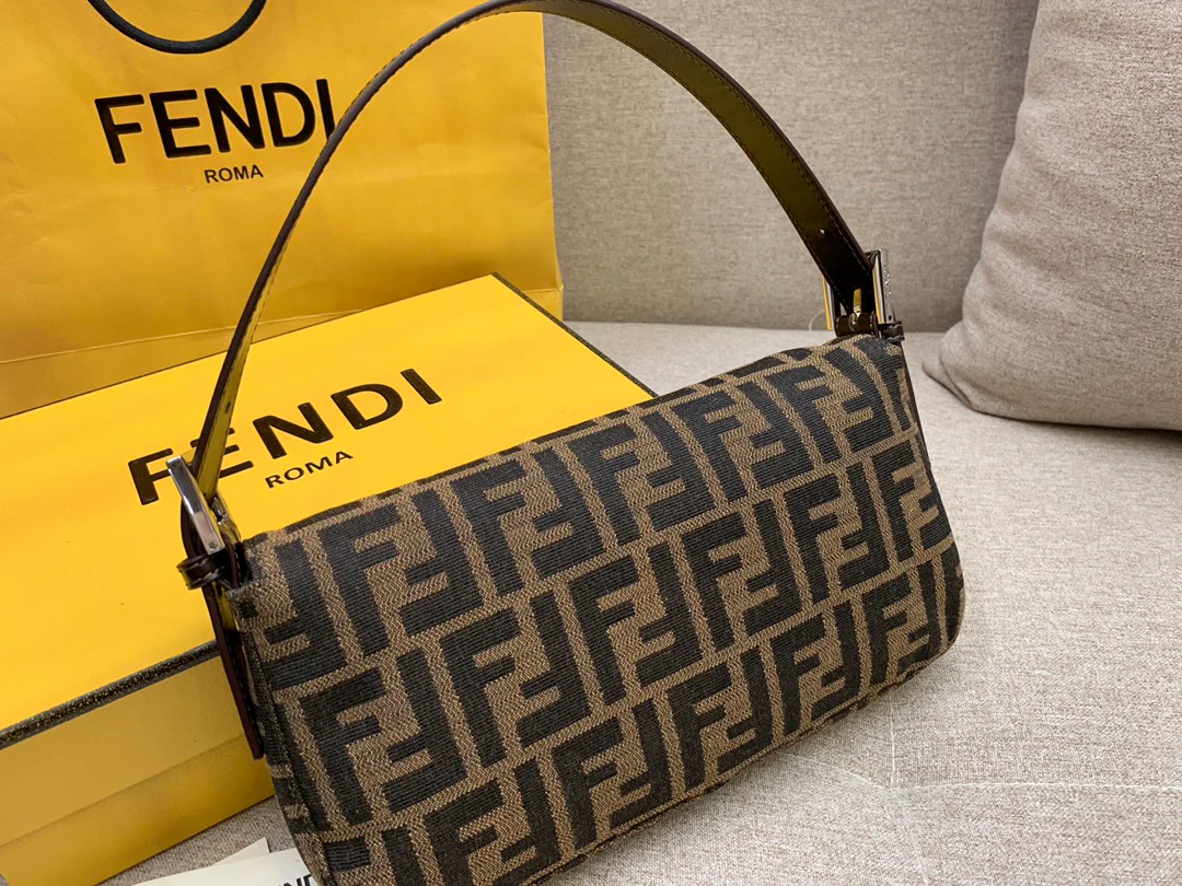 Сумка Fendi Baguette Medium Monogram