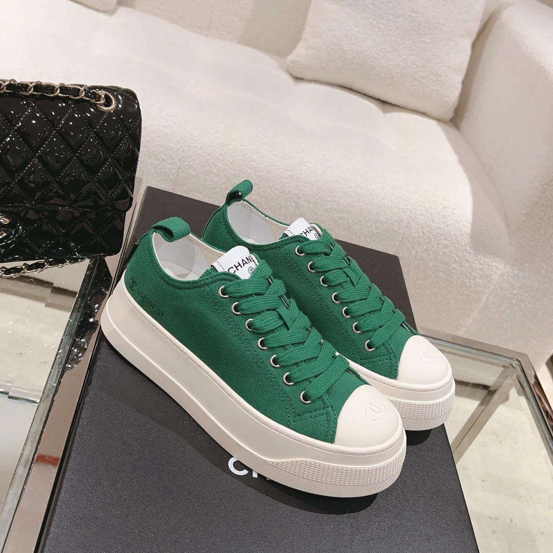 Новинка сезона ?Ранняя осень 2023? от Chanel — простые парусиновые туфли на платформе — зеленые.