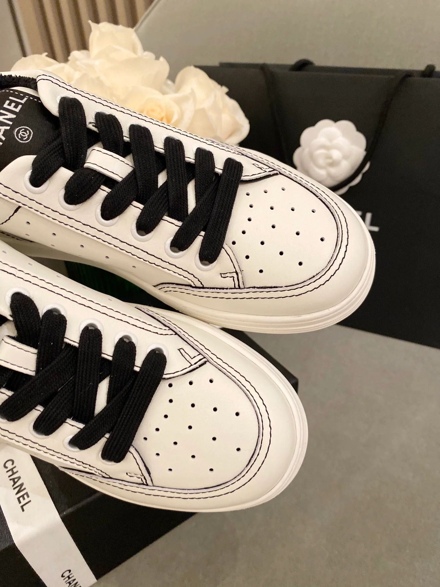 Белые кроссовки Chanel