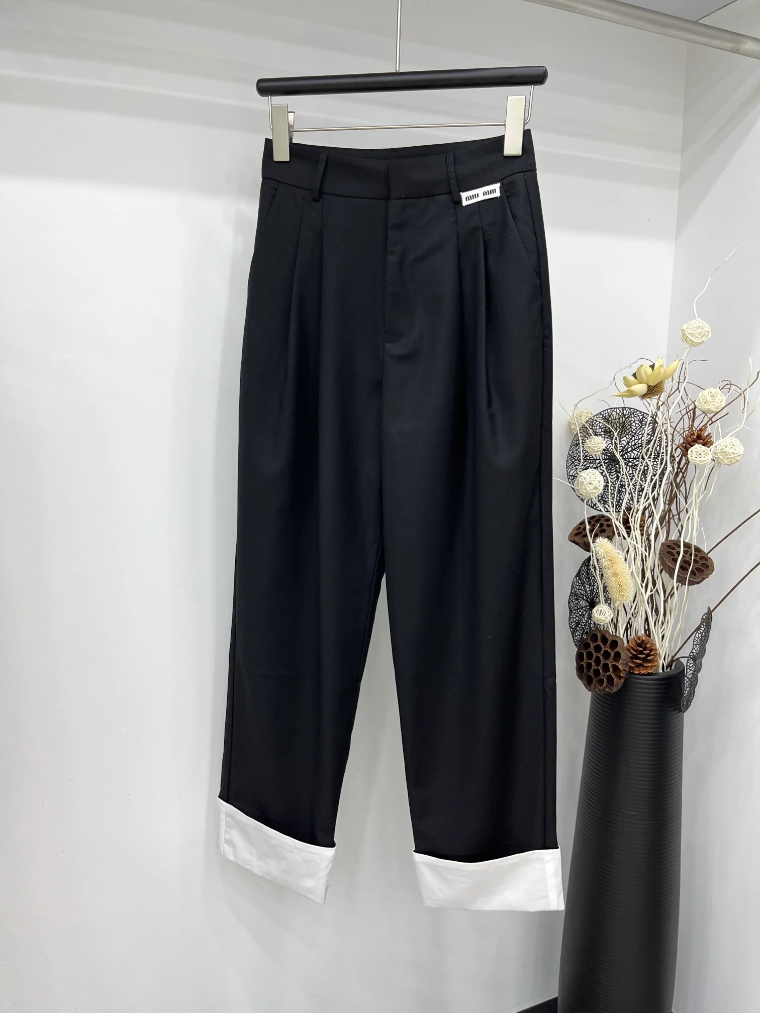 Miu Miu - 2404-24 Новые брюки-морковки с подвернутым низом и цветными блоками - Черные