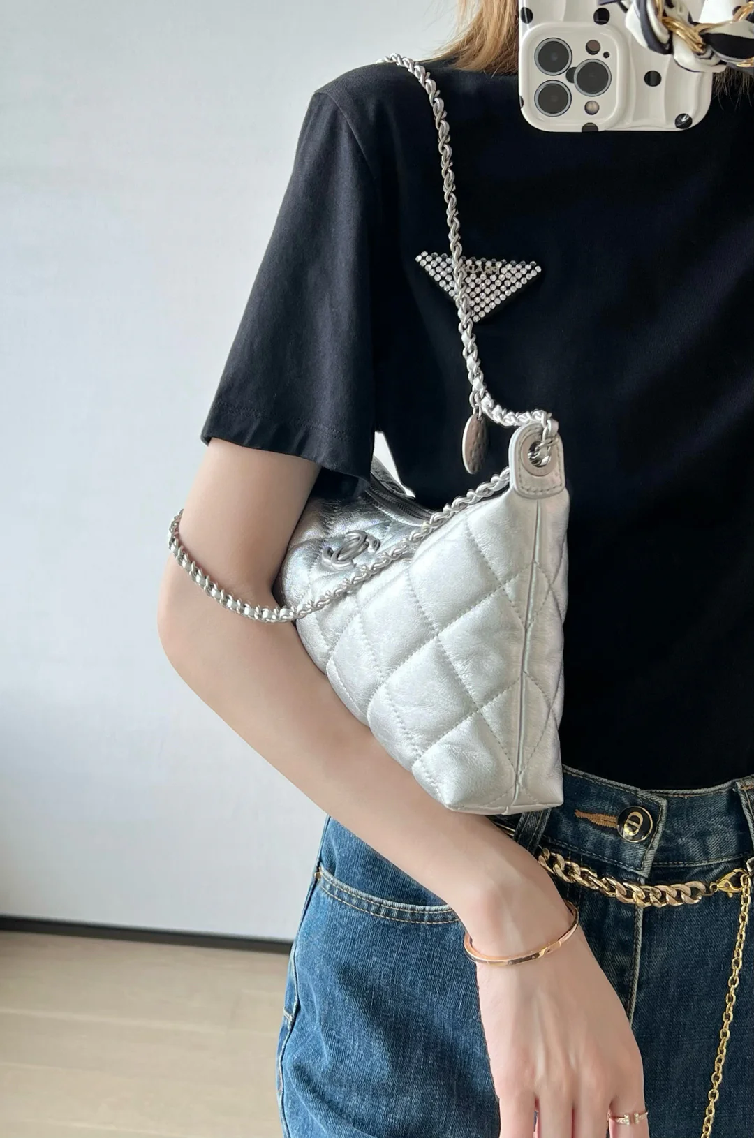 Сумка-пельмень Chanel с серебряной цепочкой для монет