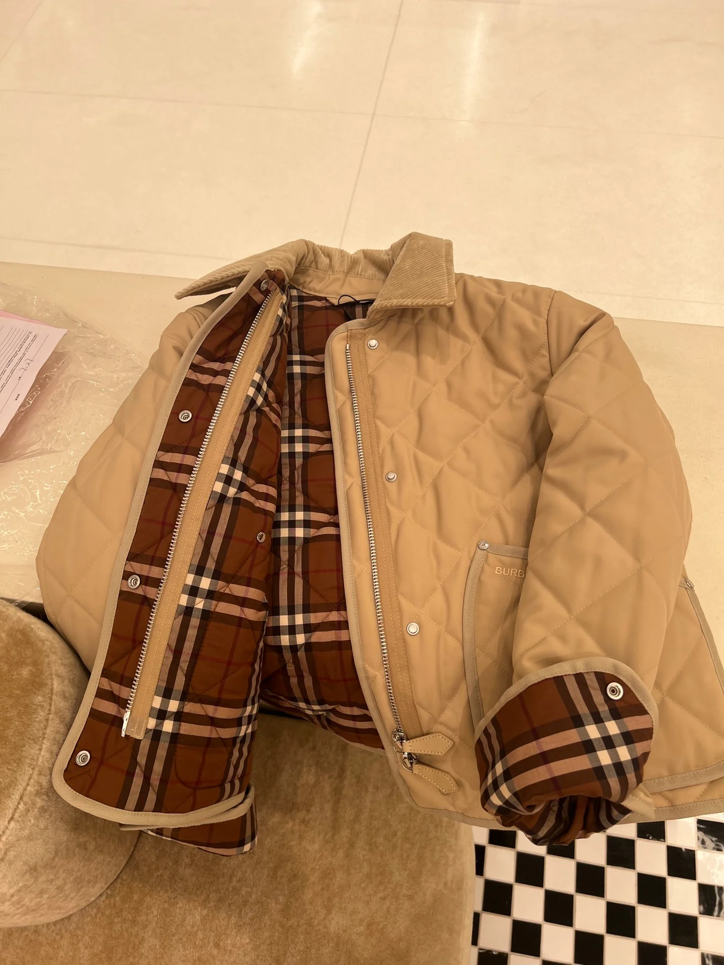 Пуховая куртка Burberry осень/зима - классический клетчатый узор с вельветовым воротником.