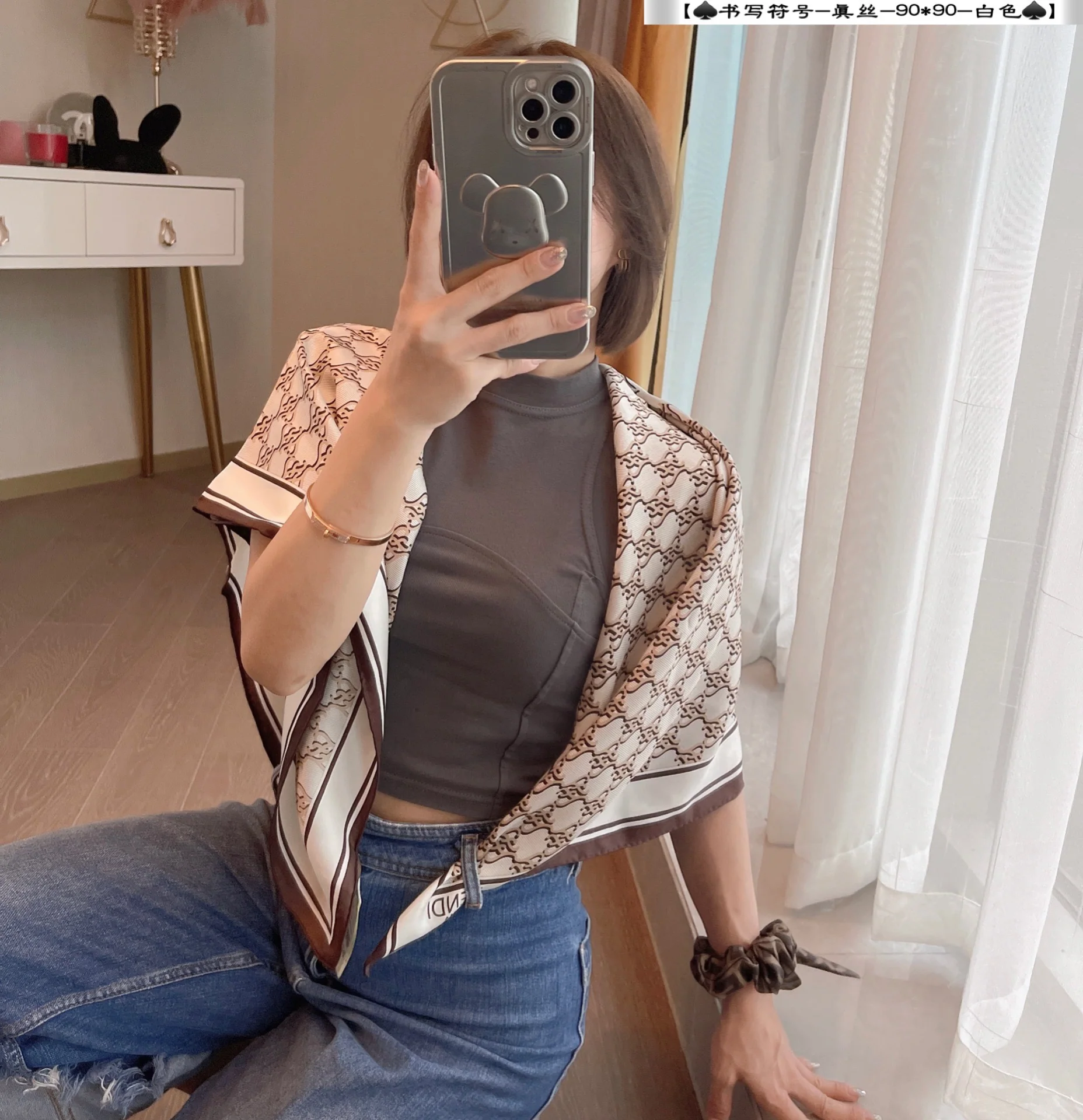 Шелковый шарф Fendi-90 - символ двойной буквы F (обычный шрифт).