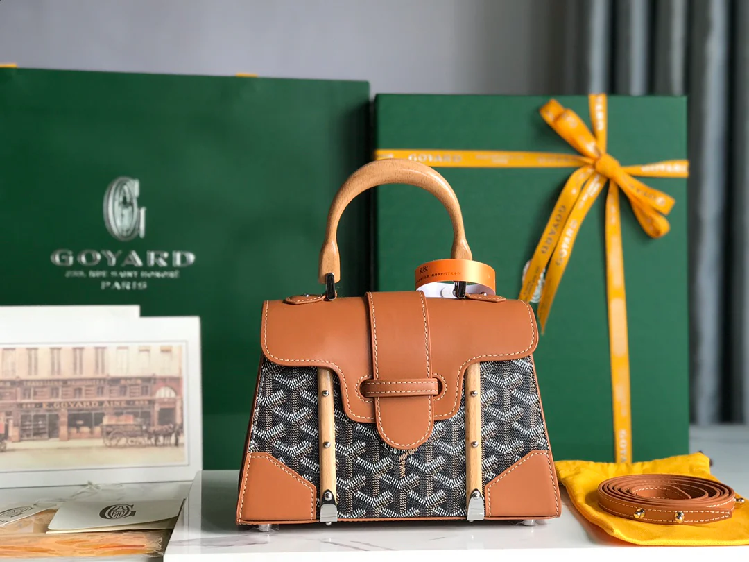 Сумка Goyard Saigon — коричневая.