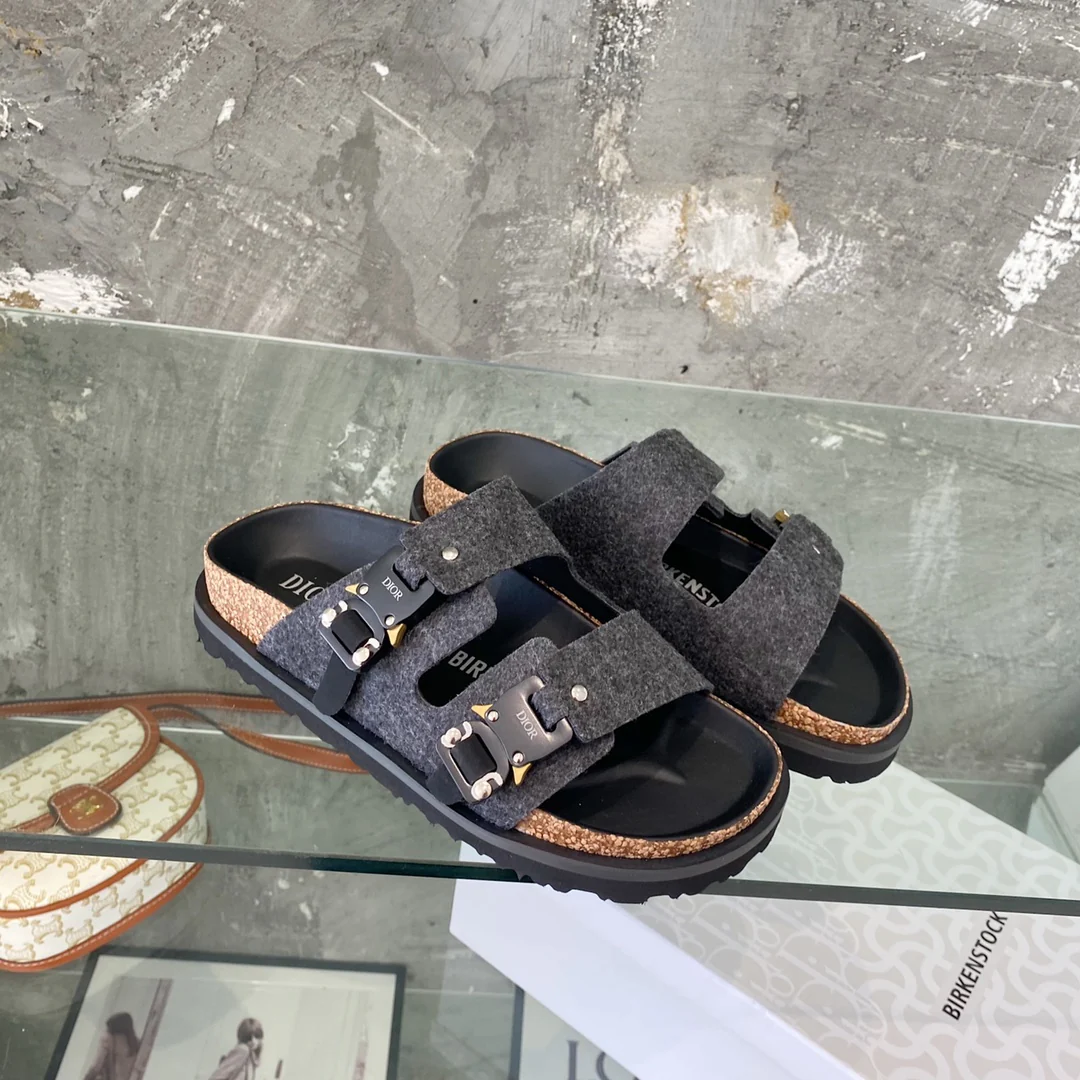 Парные тапочки Dior-Birkenstock из лимитированной коллекции.
