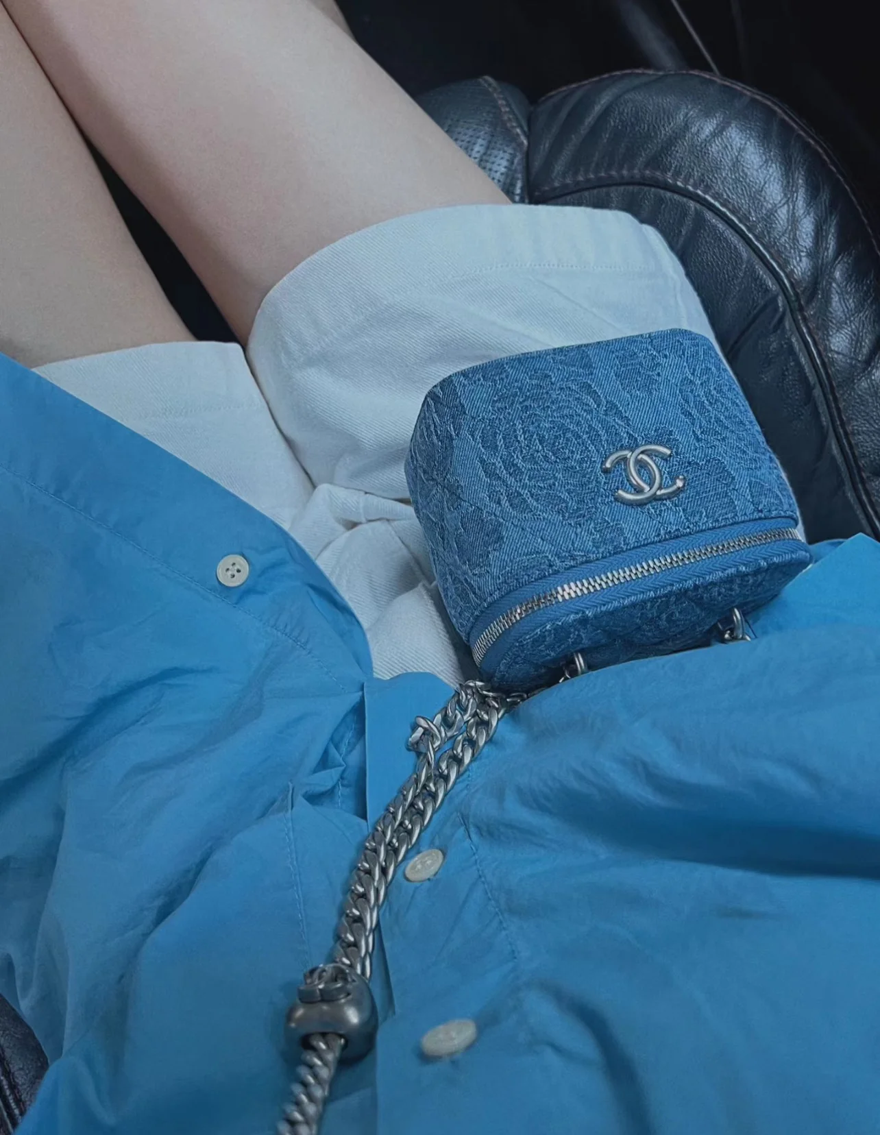 Пуговица в форме сердца из джинсовой ткани Chanel 2023 года — маленькая квадратная коробочка — светло-голубая серебристая пряжка