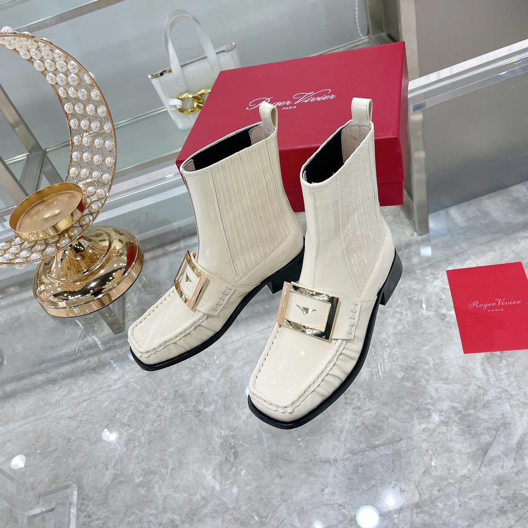 Лакированные ботинки челси с металлическими пряжками — белые.