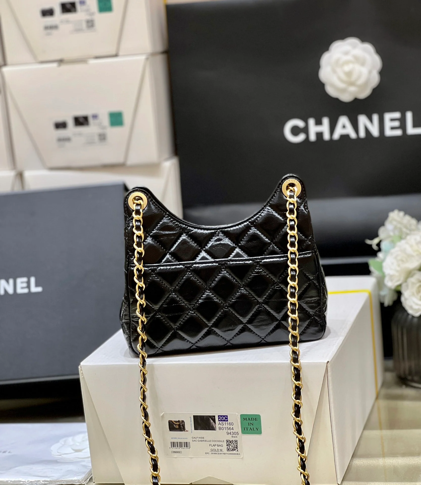 Сумка-хобо Chanel 23c из коллекции ?Ранняя весна? — черная кожа, обработанная маслом.